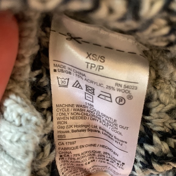 Comfortable GAP Sweater Poncho - Picture 9 of 9